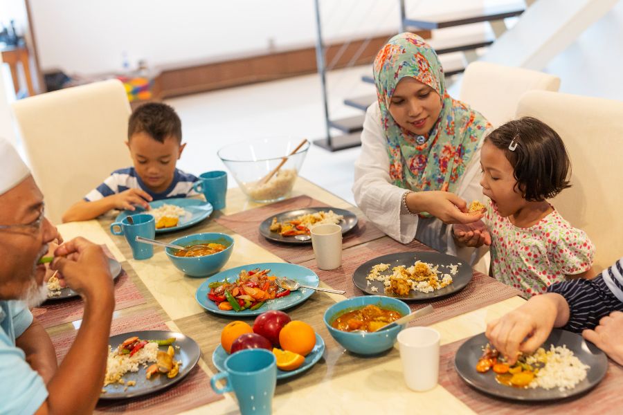 Indonesian culture eating with hands