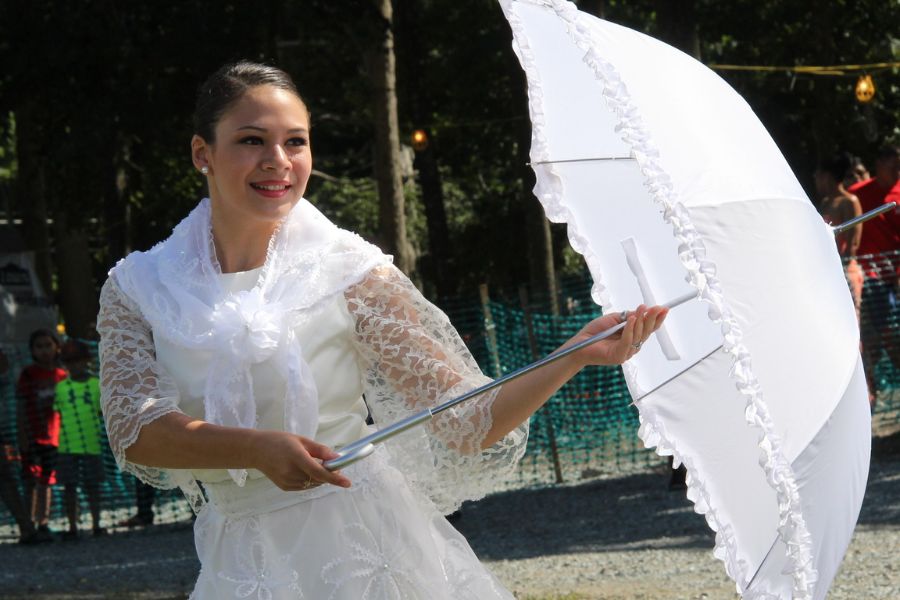 Traditional Filipino costume - Baro