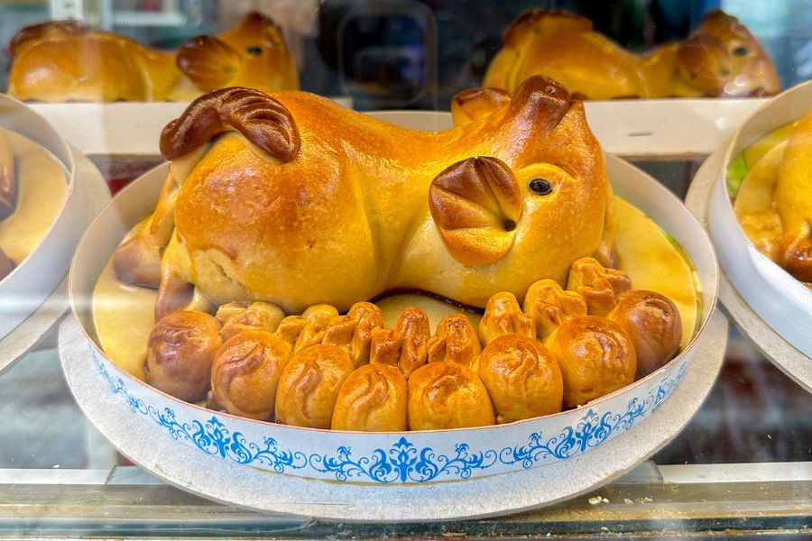 pig-shaped mooncakes