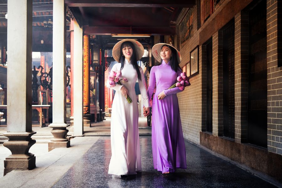 Vietnam &aacute;o d&agrave;i and n&oacute;n l&aacute;