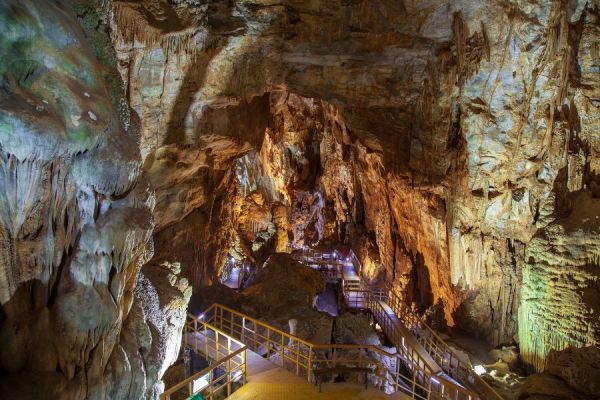 Paradise Cave Vietnam private tour