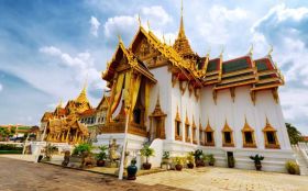 Witness the grandeur of the Royal Palace and Emerald Buddha