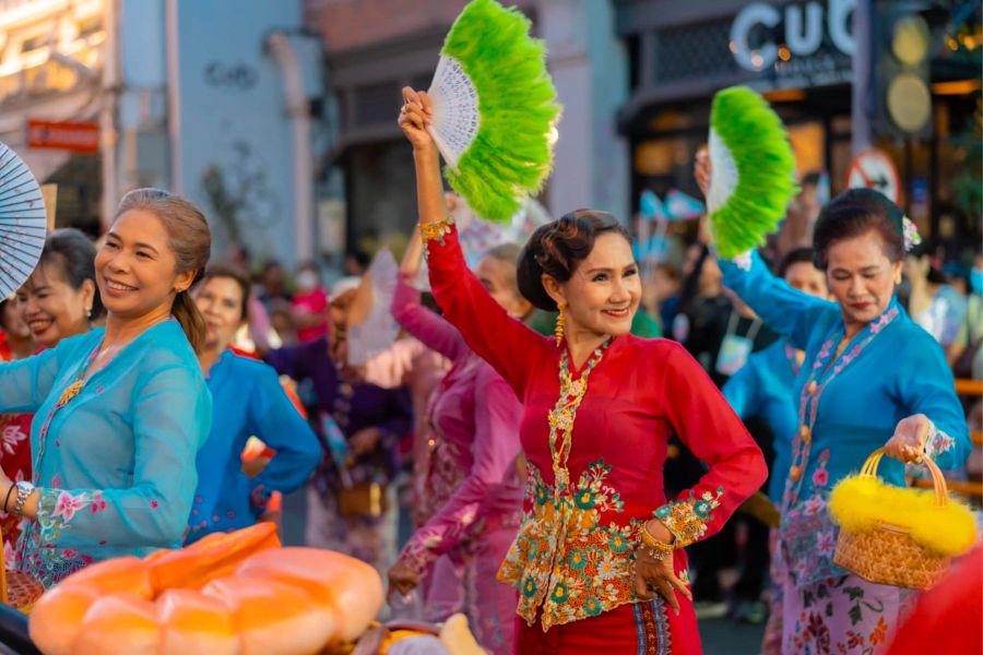 Peranakan cultural dance in Thailand / Photo: Phuket Peranakan Festival