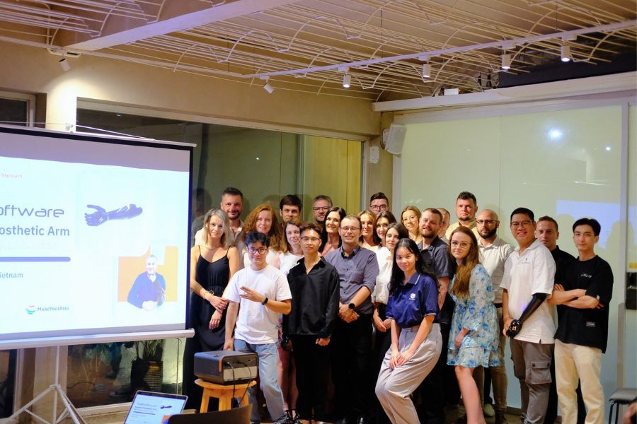 Tide Software, Vulcan Augmetics and MakeYourAsia team photo