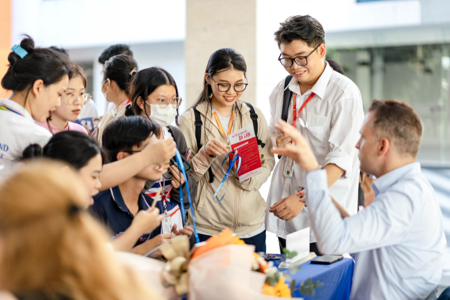 Students at NAWA table at Poland Study Abroad Fair