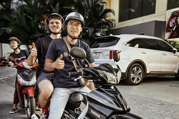 Saigon motorbike tour with thumbs up