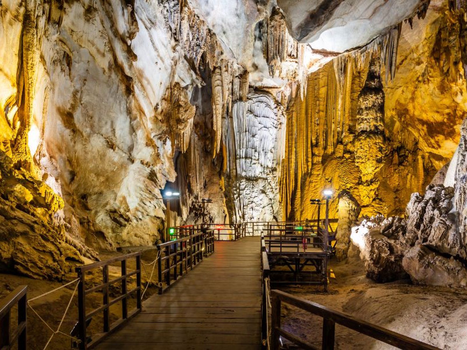 The longest cave in Vietnam – Thien Duong (Paradise)