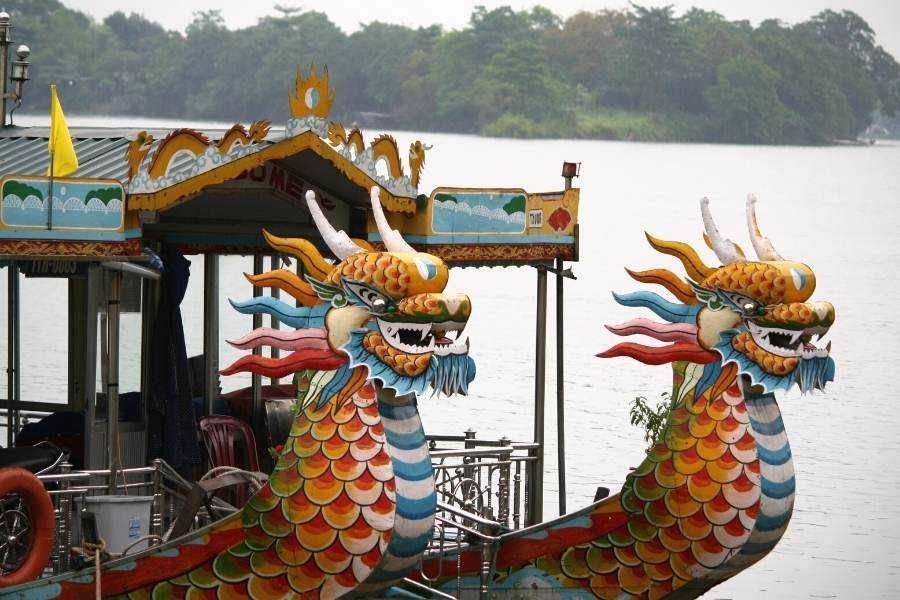 Hue Day Tour: Dragon boat on Perfume River