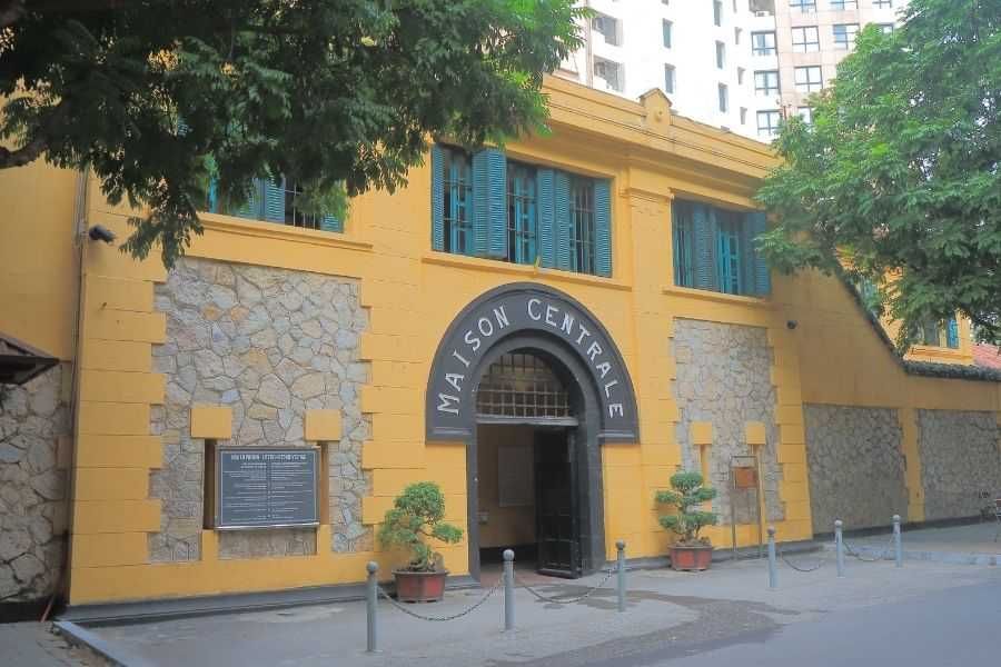 Hanoi Private Tour: Hoa Lo Prison Relic